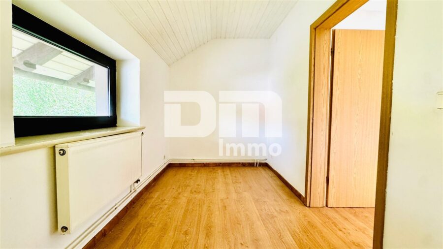 Großzügiges Einfamilienhaus mit viel Platz, riesigem Gartenareal und viel Potenzial - OG / DG Ankleide